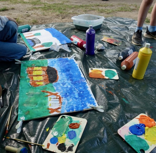 Painting at the construction playground, © Susanne Utech