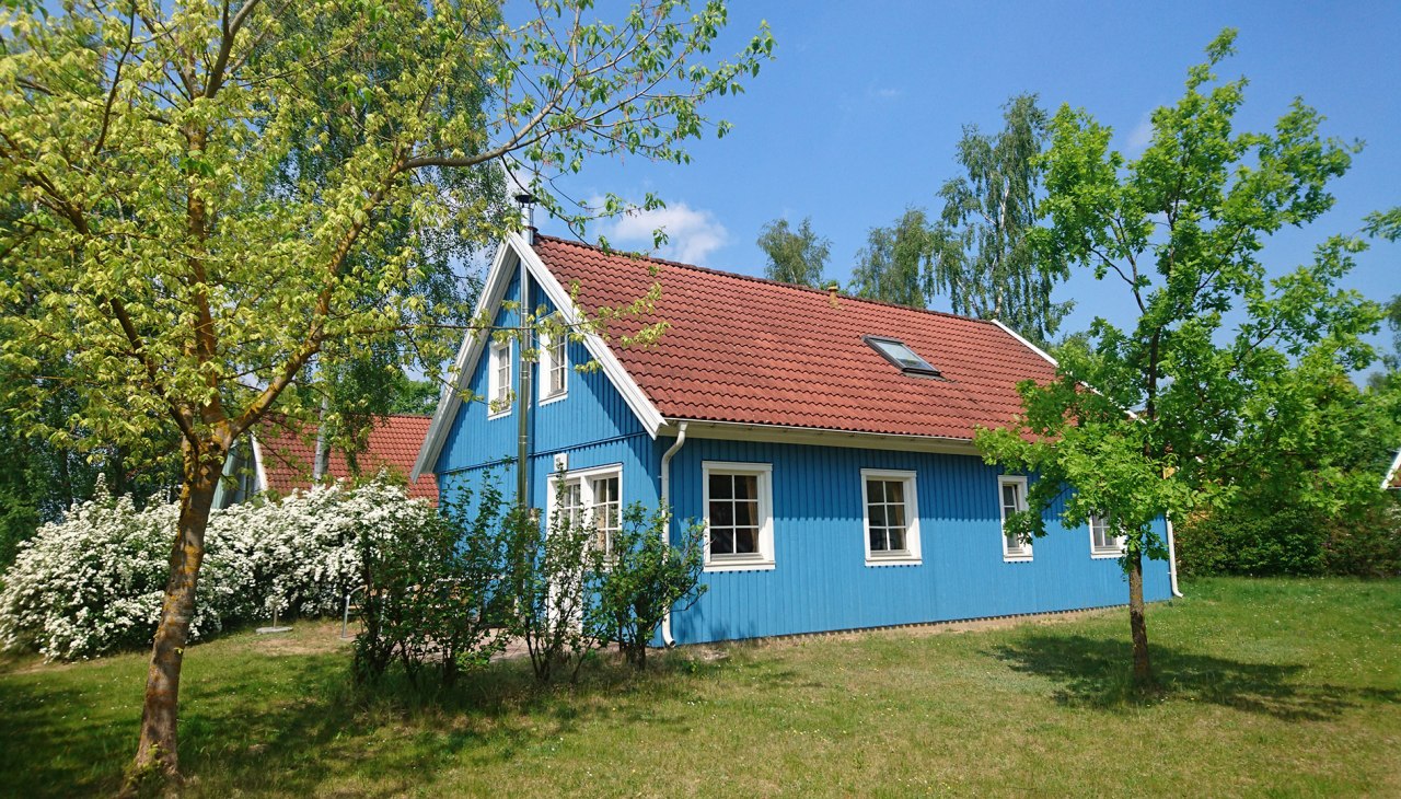 Kolorowe domy wakacyjne, niektóre z kominkiem, © Juliane Duwe / Müritzparadies GmbH Kolorowe domy wakacyjne, niektóre z kominkiem, © Juliane Duwe / Müritzparadies GmbH