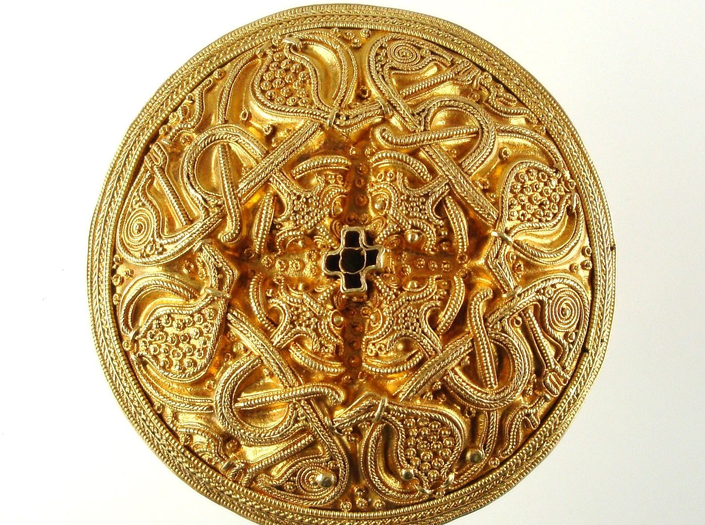 Goud dat schittert: De gouden sieraden werden ongeveer 1000 jaar geleden gemaakt en zijn een van de belangrijkste sieraden uit de Vikingtijd., © J. Grudziecki/STRALSUND MUSEUM