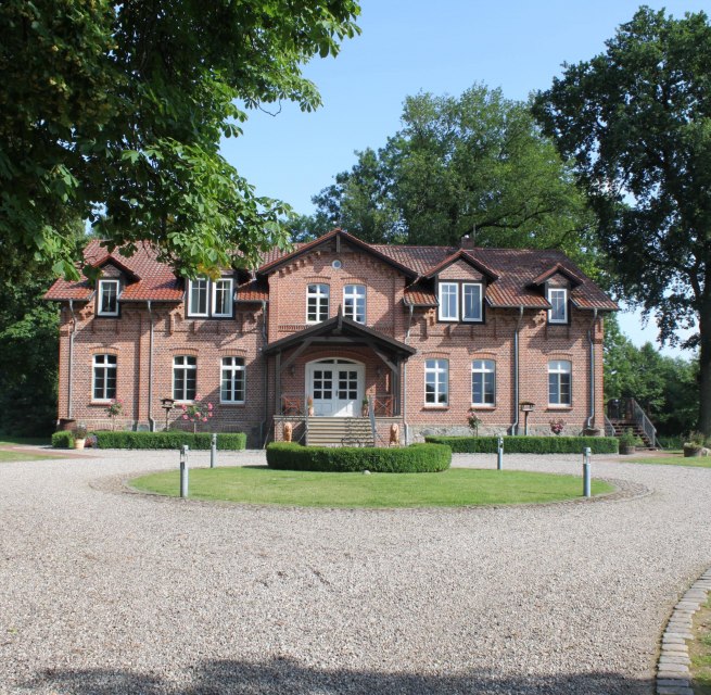 Buitenaanzicht van Settin Manor House // &copy; Resort Gut Settin