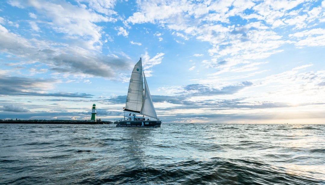 Zeiltocht bij zonsondergang op de Warnow in Warnemünde, © TMV/Werk3