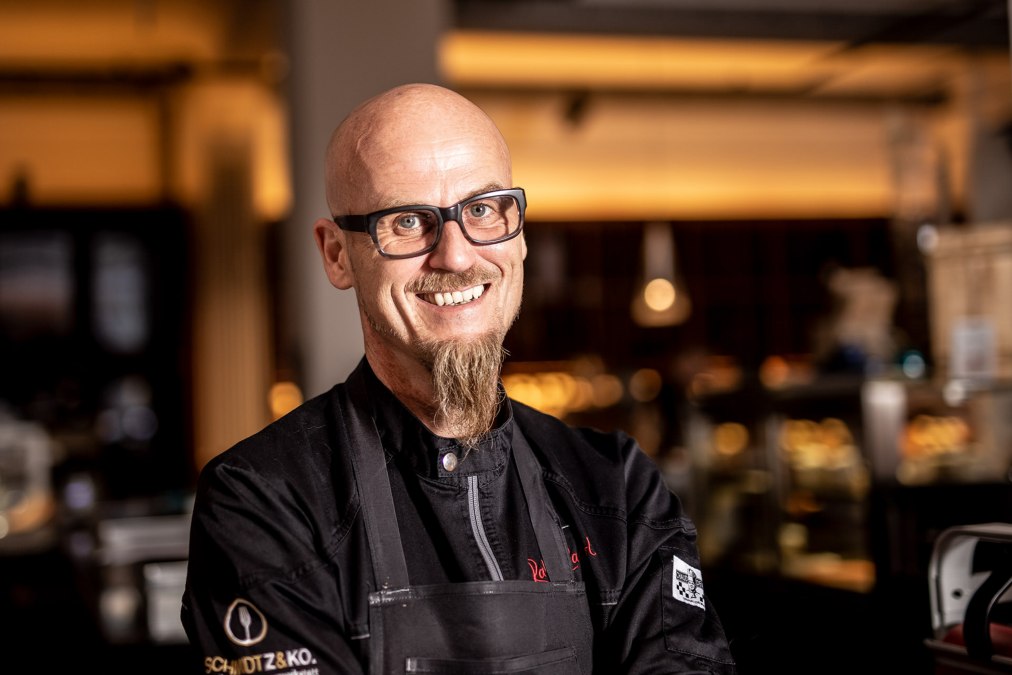 Szef kuchni telewizyjnej Ralf Zacherl jako gość na przyjęciu kuchennym w Vju Hotel Rügen w bałtyckim kurorcie Göhren, © msk media Stefan Maicher