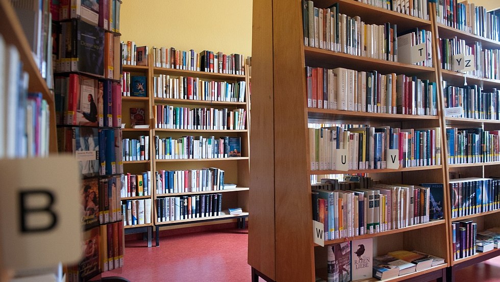 In the library, &copy; Manfred Wigger, Hamburg