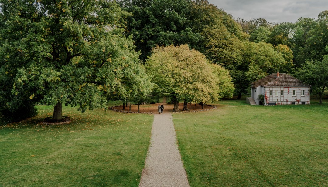 Idylliczny spacer po parku Romantik Hotel Gutshaus Ludorf: otoczona starymi drzewami i zielonymi łąkami przyroda zachęca do relaksu i odprężenia. // © MV-T/Gänsicke Idylliczny spacer po parku Romantik Hotel Gutshaus Ludorf: otoczona starymi drzewami i zielonymi łąkami przyroda zachęca do relaksu i odprężenia.