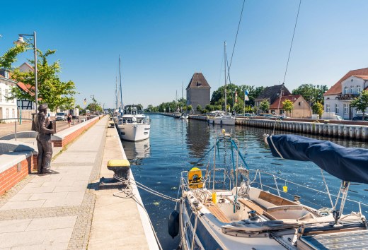 In de stadshaven van Ueckermünde ligt niet alleen het historische tandrad, maar ook de rolstoeltoegankelijke zeilboot., © TMV/Süß