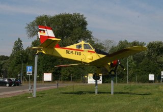Flugzeug vor dem Anklamer Flughafen // © Sabrina Wittkopf-Schade Flugzeug vor dem Anklamer Flughafen // © Sabrina Wittkopf-Schade