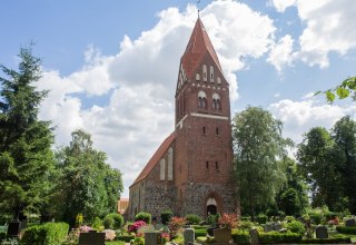 Village church Biestow with cemetery // &copy; Frank Burger