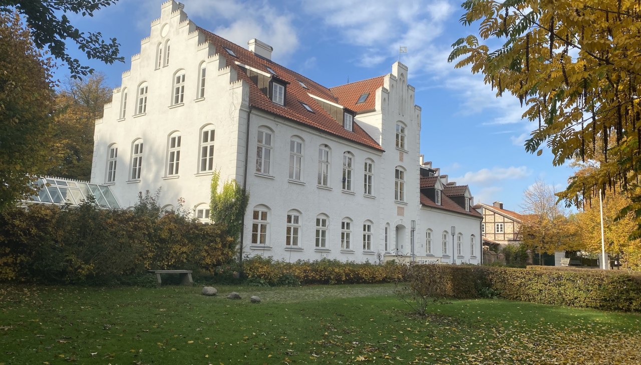 Szczególnie charakterystyczne są schodkowe szczyty dworu, © Rittergut Streu