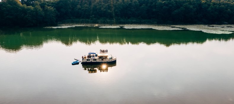 Szczęście tkwi w ciszy. Wycieczka łodzią mieszkalną po Pojezierzu Meklemburskim to najpiękniejsza mała ucieczka od codzienności., © TMV/Gänsicke