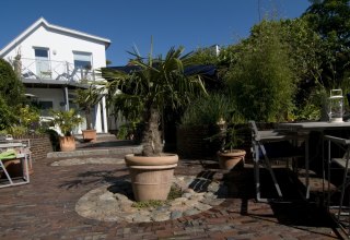 The idyllic garden invites you to linger, &copy; T. Eden