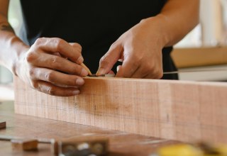 &copy; Foto: pexels.com, Erntemann, Der Mit Holzplanke Arbeitet