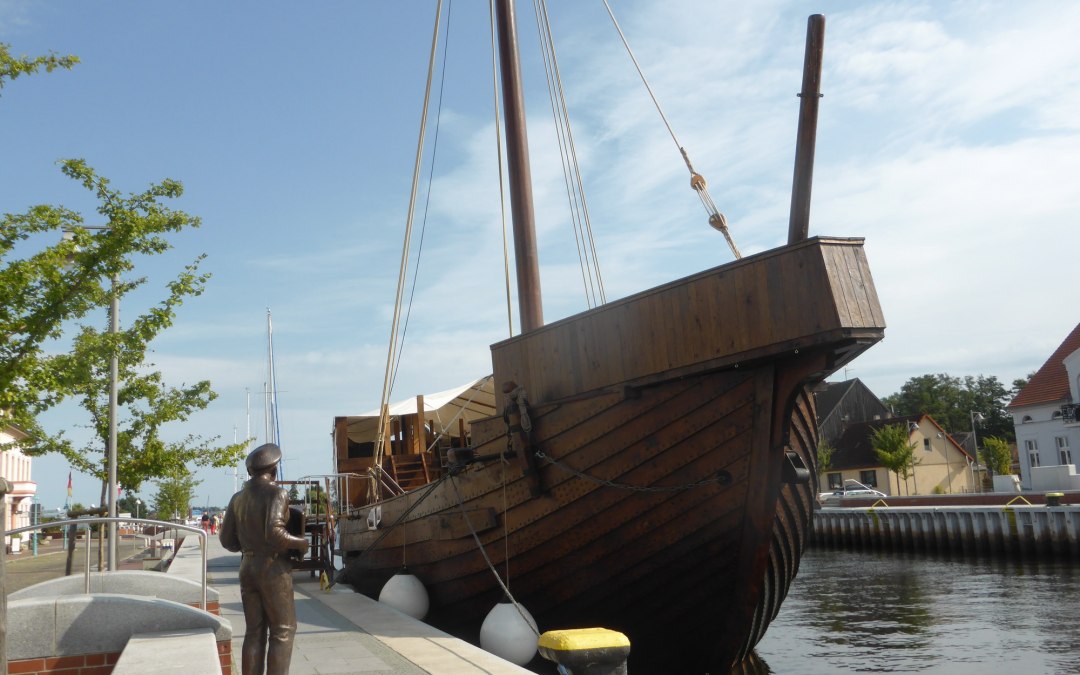 Fiedel Schulz verwelkomt de rader in de haven van kustplaats Ueckermünde, © Uta Sommer