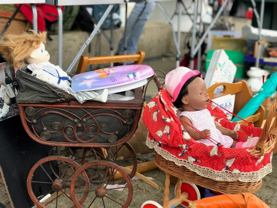"Between nostalgic doll's prams, small treasures and lovingly treasured finds, our flea market shows how much history there is in used things - and how nice it is to discover new things, get into conversation and browse together.", &copy; LGE-MV