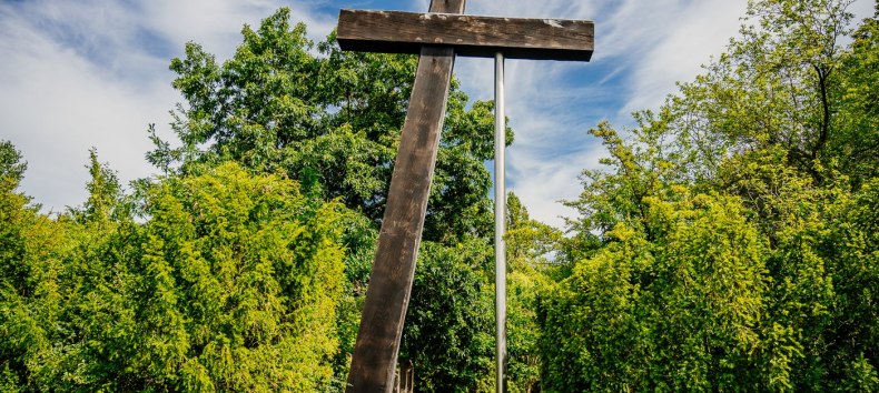 Gestütztes Kreuz am Eingang zur Mahn- und Gedenkstätte Fünfeichen // © Christian Thiele Gestütztes Kreuz am Eingang zur Mahn- und Gedenkstätte Fünfeichen // © Christian Thiele