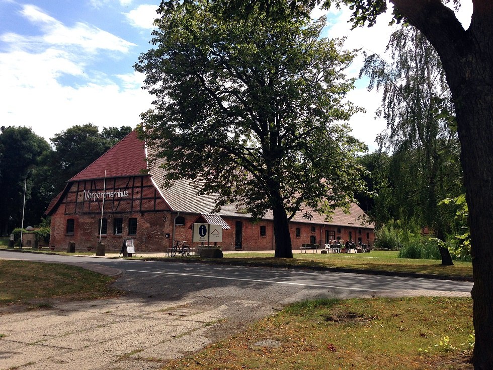 In de voormalige stallen van het landgoed is nu het Vorpommernhus gevestigd. // &copy; Sabrina Wittkopf-Schade