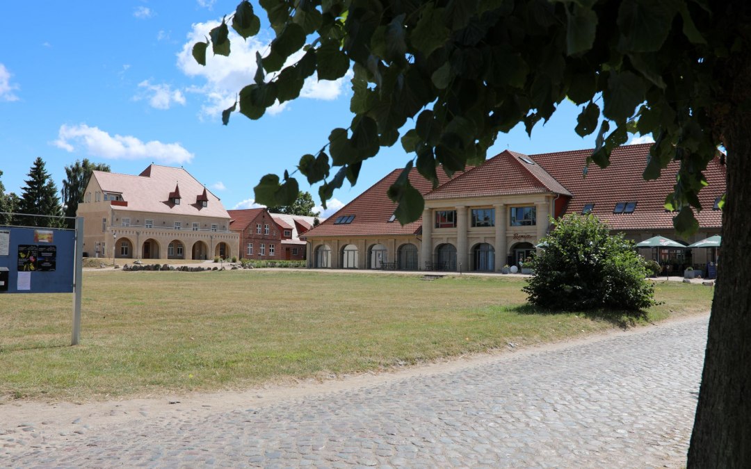 Het koetshuis van "Schloss Stolpe" met restaurant.  Op de achtergrond delen van de westelijke vleugel die van het kasteel is afgescheiden., © Dr. Lüling, GF SaH