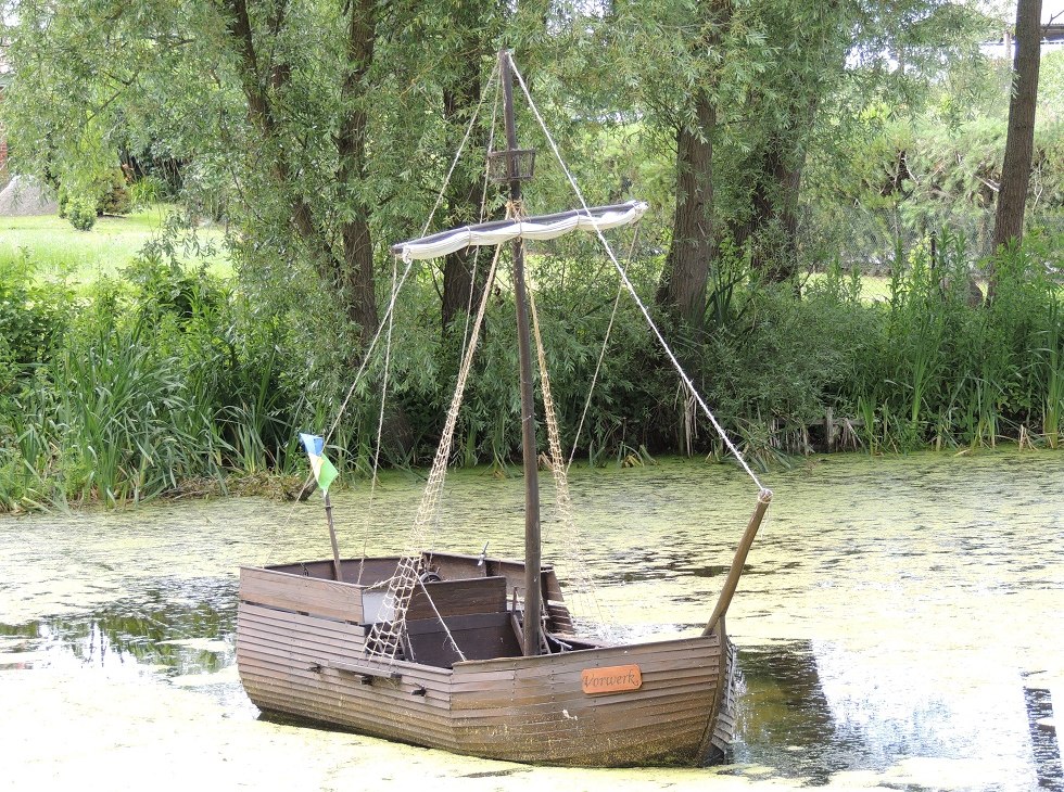 Widok na replikę "Poeler Kogge" na stawie gaśniczym, © Kurverwaltung Insel Poel