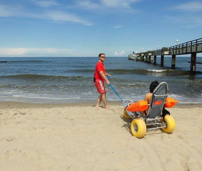 Strandrolstoel in Koserow op Usedom // © Kurverwaltung Koserow Strandrolstoel in Koserow op Usedom // © Kurverwaltung Koserow
