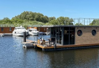 Houseboat in the harbor, © C. Kaufmann
