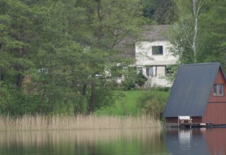 Ferienhaus, Liegewiese und Bootshaus // © G. Johannes Ferienhaus, Liegewiese und Bootshaus // © G. Johannes