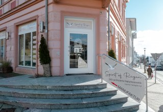 Ingang op de hoek van de Hauptstra&szlig;e en de Hafenstra&szlig;e // &copy; Spirit of R&uuml;gen GmbH