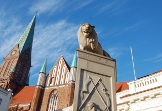 Het Leeuwenmonument herdenkt de stichter van de stad, Hendrik de Leeuw., © Gabriele Skorupski