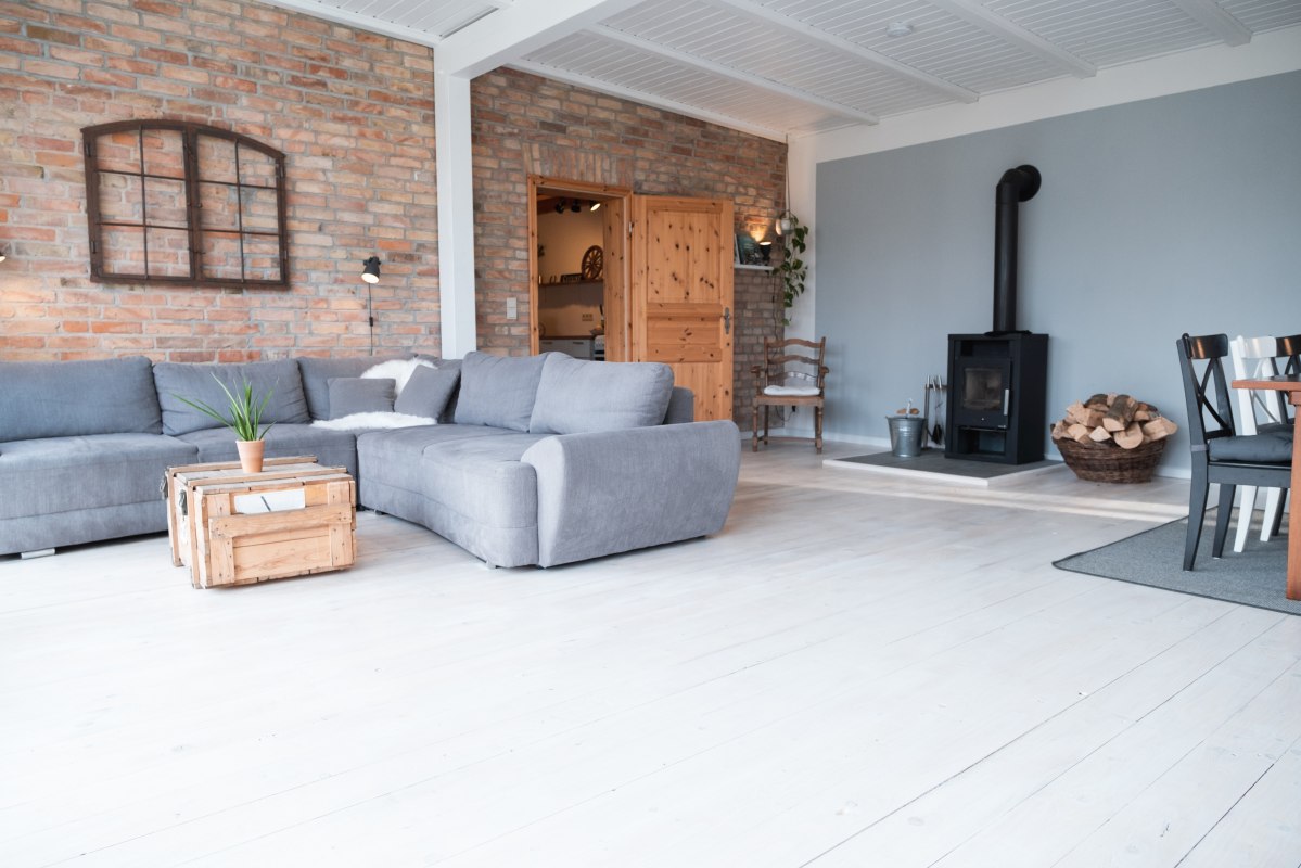 Living and dining area in the small vacation home of the former wash house // &copy; Rittergut Damerow / Lars Sch&ouml;nherr Fotografie
