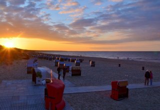 Romantischer Sonnenuntergang am barrierefreien Strandzugang im Ostseebad Trassenheide // © Eigenbetrieb Kurverwaltung Ostseebad Trassenheide Romantischer Sonnenuntergang am barrierefreien Strandzugang im Ostseebad Trassenheide // © Eigenbetrieb Kurverwaltung Ostseebad Trassenheide