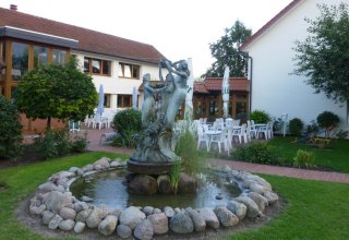 Restaurant and fountain // © Feriendorf an der Ostsee/Bley Restaurant and fountain // © Feriendorf an der Ostsee/Bley