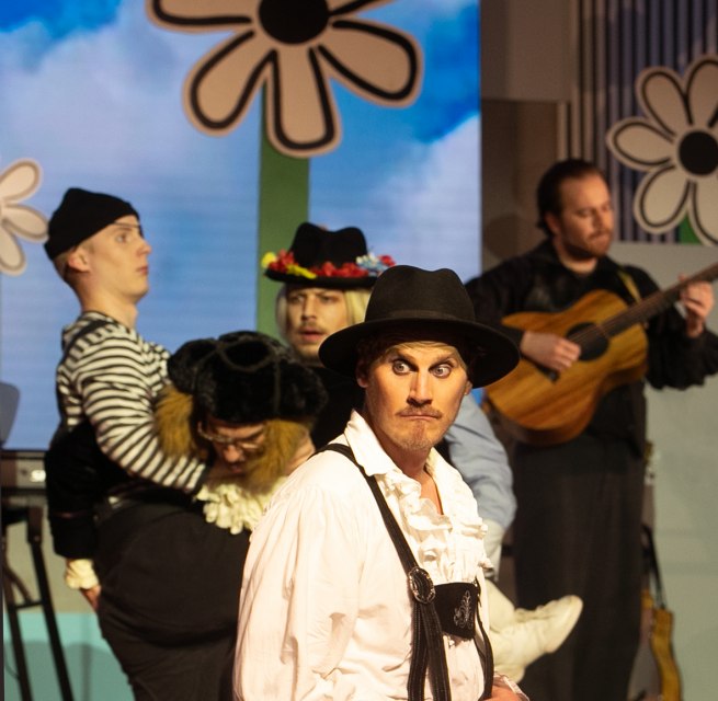 "Dogs" op het Schlossgarten podium Een musical over honden, © Theater und Orchester GmbH