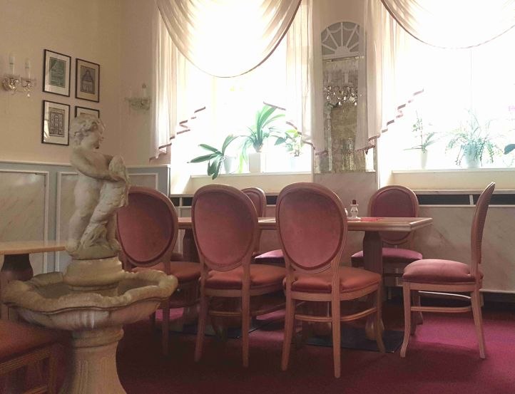 Vienna Caf&eacute; Seating // &copy; G&uuml;strow Information