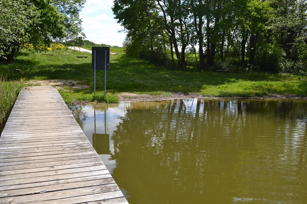 Bathing jetty overlooking the sunbathing lawn // &copy; Lutz Werner