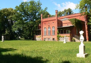 &copy; Herrenhaus Libnow