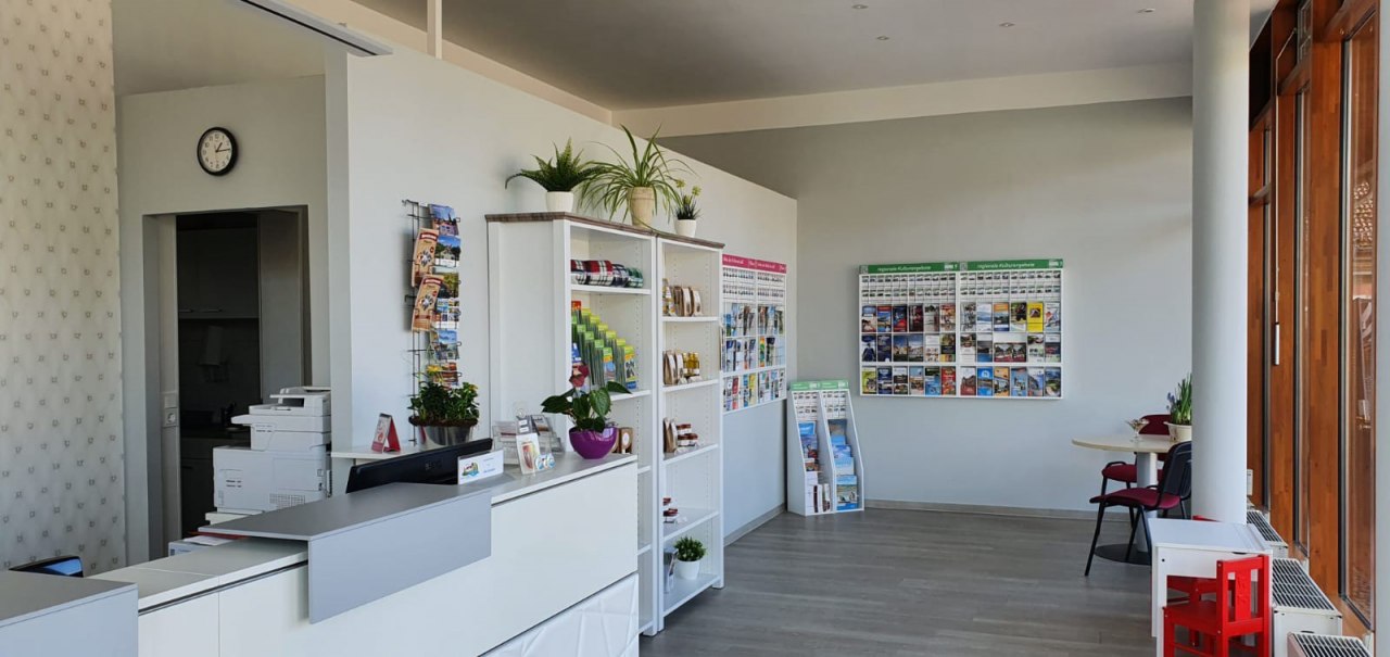 Toeristeninformatie Göhren-Lebbin op het marktplein in Land Fleesensee, © Kur- und Tourismus GmbH Göhren-Lebbin Toeristeninformatie Göhren-Lebbin op het marktplein in Land Fleesensee, © Kur- und Tourismus GmbH Göhren-Lebbin