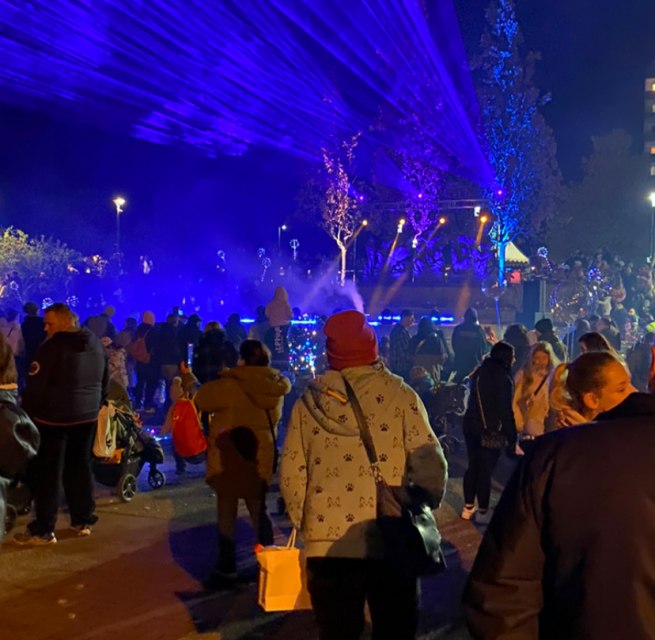 "De lampionoptocht vertrekt - ingebed in een kleurrijke lichtshow." // &copy; LGE-MV