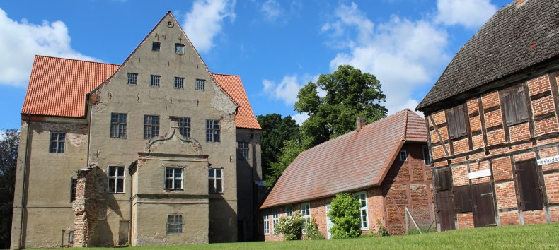 View of Ludwigsburg palace, the Beamtenhaus building and courtyard with storehouse, © tvv-bock