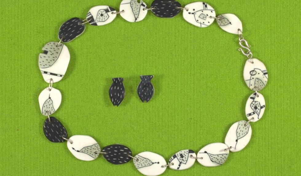 Porcelain plate necklace in incised technique with fish earrings, © Jörg Mücket Porcelain plate necklace in incised technique with fish earrings, © Jörg Mücket