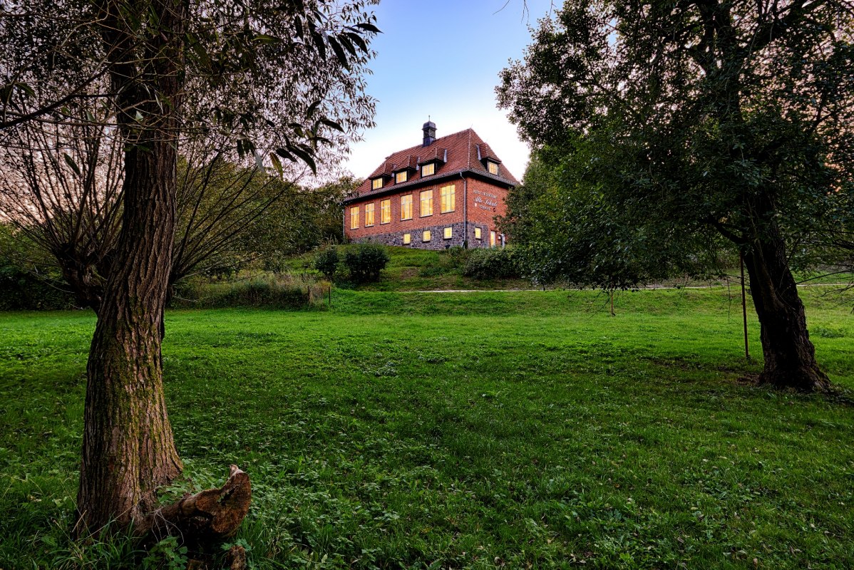 The hotel and restaurant Alte Schule in Fürstenhagen with view from the village pond, © Roman Knie The hotel and restaurant Alte Schule in Fürstenhagen with view from the village pond, © Roman Knie