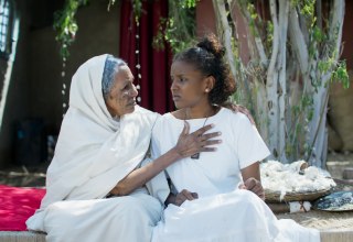 Nafisa’s grootmoeder Al-Sit is de gerespecteerde matriarch van het Soedanese dorp en geeft haar kennis door aan haar kleindochter. Die heeft echter haar eigen ideeën over het leven. // © Frida Marzouk Nafisa’s grootmoeder Al-Sit is de gerespecteerde matriarch van het Soedanese dorp en geeft haar kennis door aan haar kleindochter. Die heeft echter haar eigen ideeën over het leven. // © Frida Marzouk