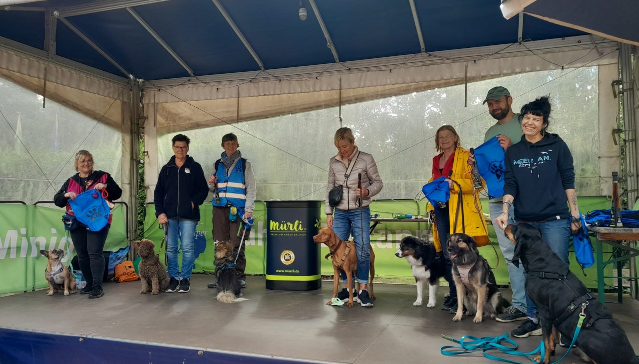 Szczęśliwe twarze podczas ceremonii wręczenia nagród Four Paws Festival 2024 na kempingu Ecktannen, © Allgemeiner Hundeverein Kiebitzberg
