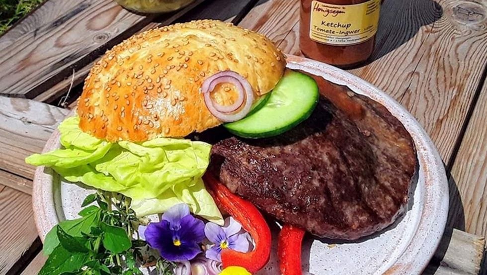 homemade beef burger // &copy; Rico Stoltenfeld