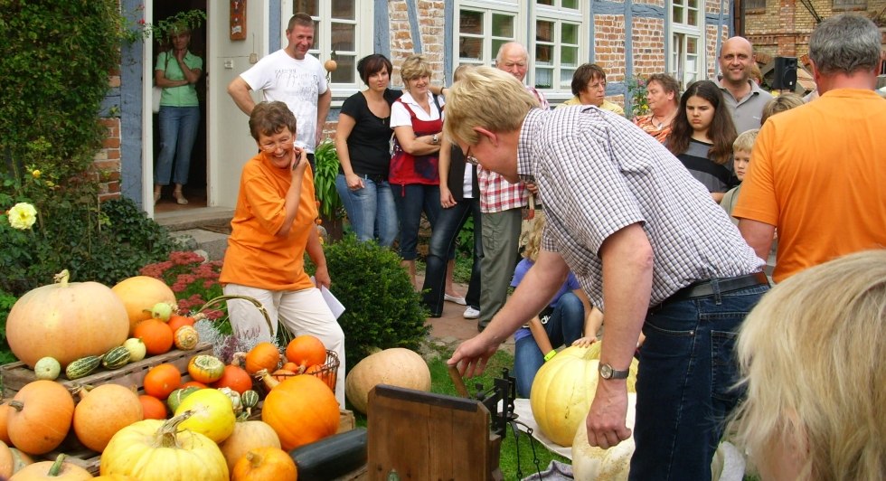 Pompoenfeest in Alt Guthendorf, inclusief een wedstrijd "Wie heeft de zwaarste pompoen?"., © Martin Hagemann