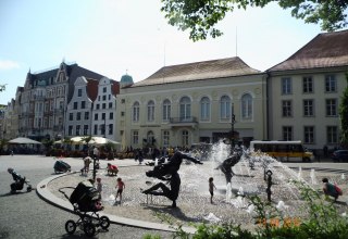 Here we go at the beautiful fountain of joie de vivre, &copy; &copy; SF