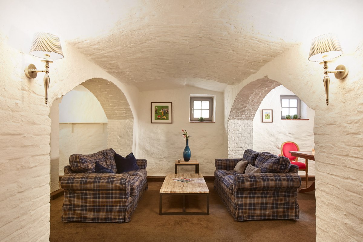 Ruimte voor gezamenlijke spelletjesavonden en een gezellig praatje in de gewelfde kelder van Gut Vorbeck, &copy; Gut Vorbeck / Thomas Mandt