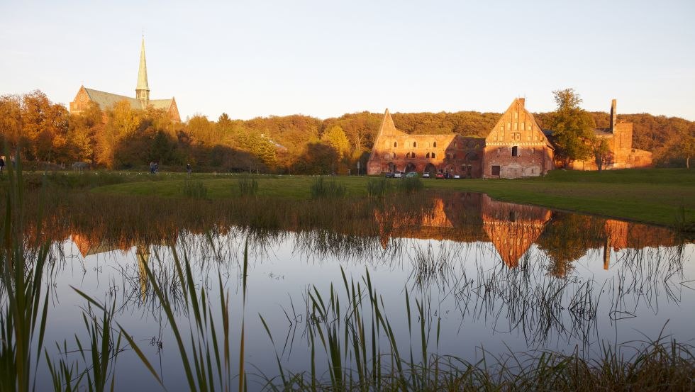 Doberan Minster z kompleksem klasztornym w wieczornym świetle, © Tourist-Information Bad Doberan-Heiligendamm