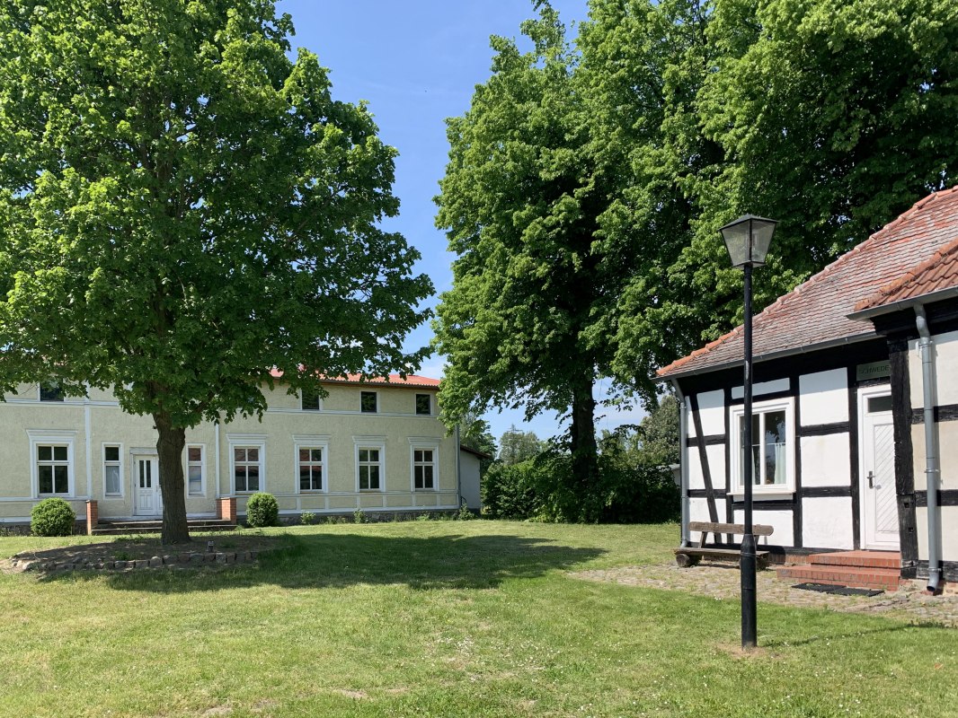 Część posiadłości z dworem // © WERK Gut WOHNEN Schlatkow Część posiadłości z dworem // © WERK Gut WOHNEN Schlatkow