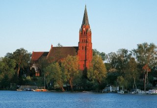 Blick von der Müritz auf die St. Marien Kirche in Röbel/Müritz // © MV-T/Krüger Blick von der Müritz auf die St. Marien Kirche in Röbel/Müritz // © MV-T/Krüger