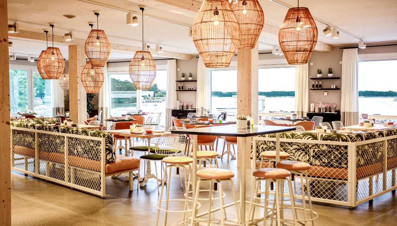 Restaurant met uitzicht op het meer, © Maremüritz Yachthafen Resort Restaurant met uitzicht op het meer, © Maremüritz Yachthafen Resort