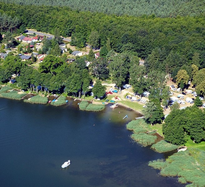 Der Platz liegt am Großen Labussee auf einer Lichtung. // © Haveltourist Der Platz liegt am Großen Labussee auf einer Lichtung. // © Haveltourist