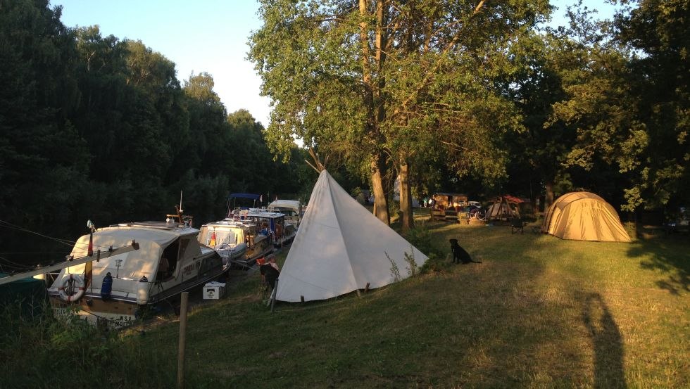 Widok na molo i obóz - to tutaj serca miłośników biwakowania i pływania łódką biją szybciej, © Lewitzcamp-Garwitz/Gurtler